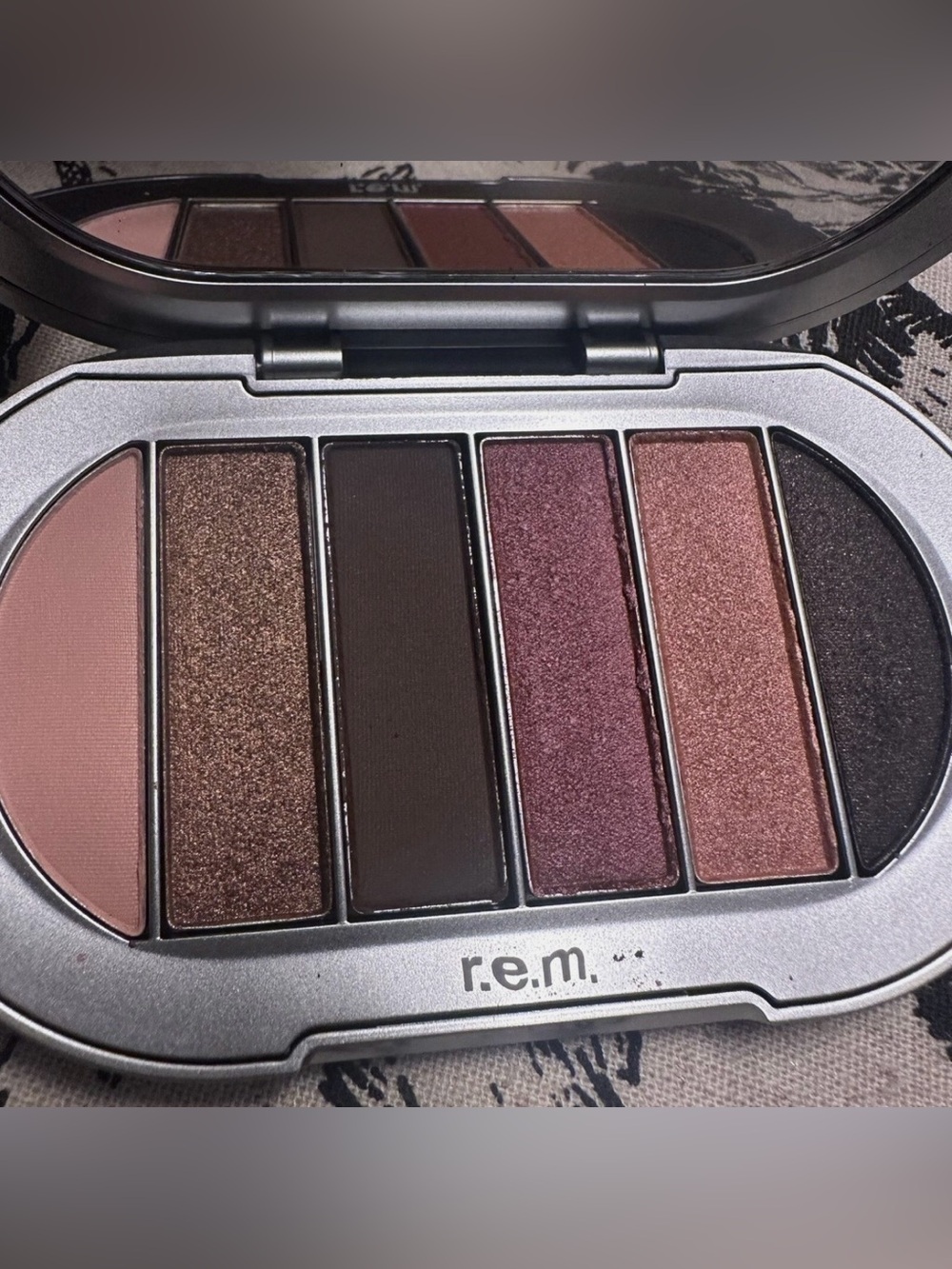r.e.m. beauty MIDNIGHT SHADOWS EYESHADOW PALETTE in “SMITTEN KITTEN” - BRAND NEW